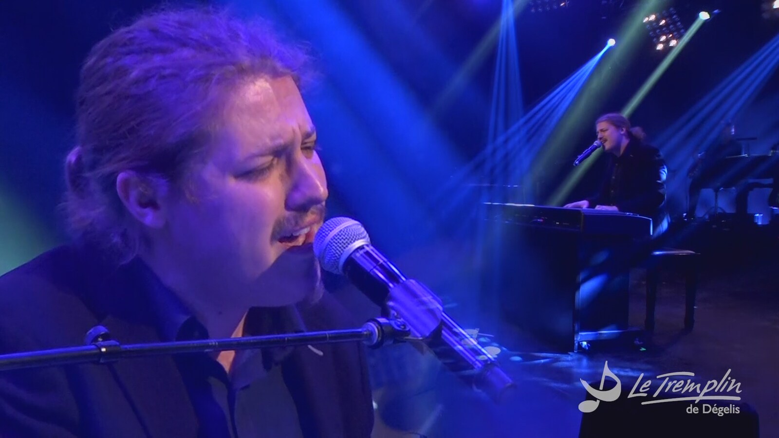 Guillaume Lecompte chante assis au piano.