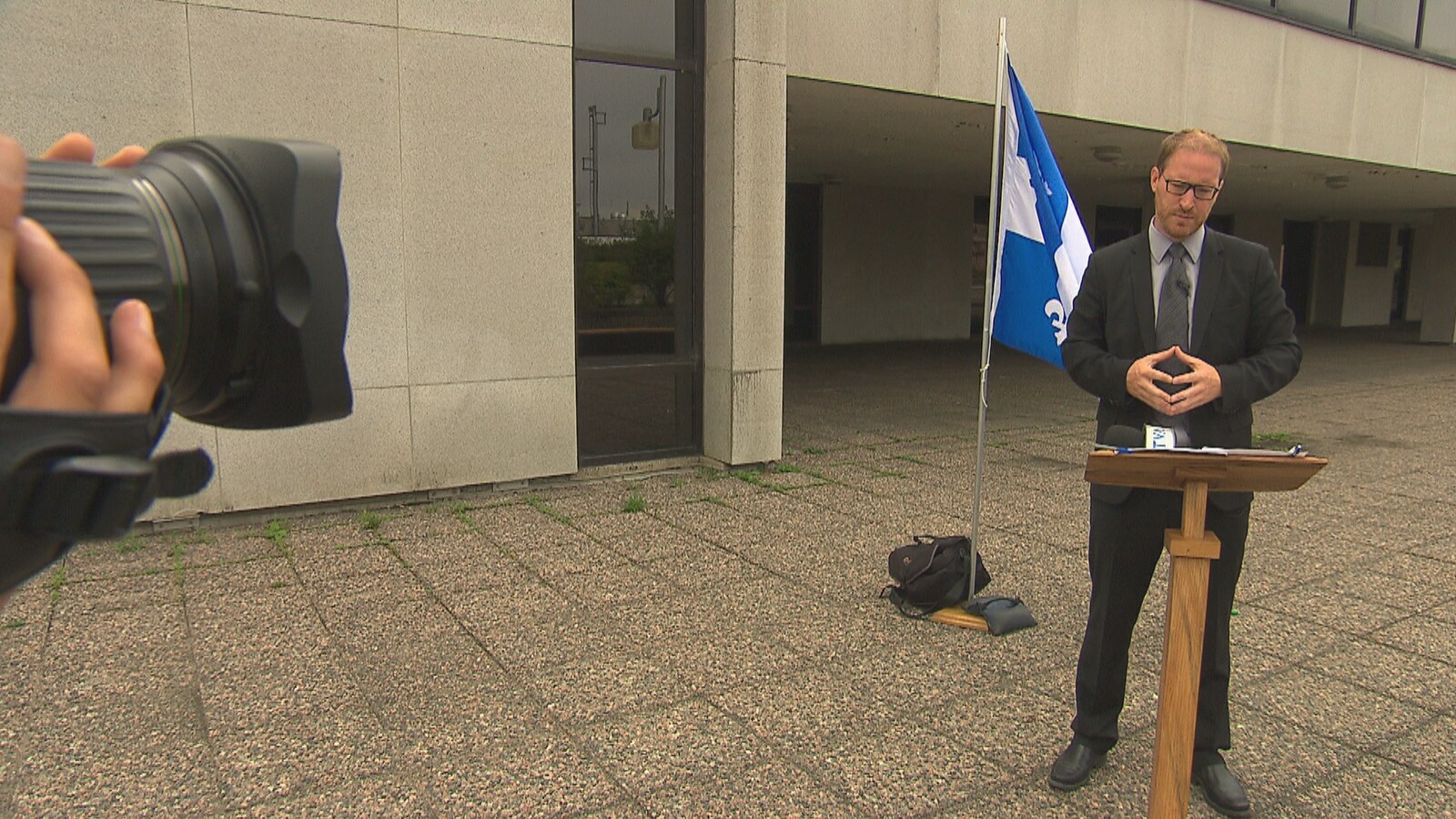 Le candidat du Parti québécois à Sherbrooke, Guillaume Rousseau, a fait une annonce devant la palais de justice.