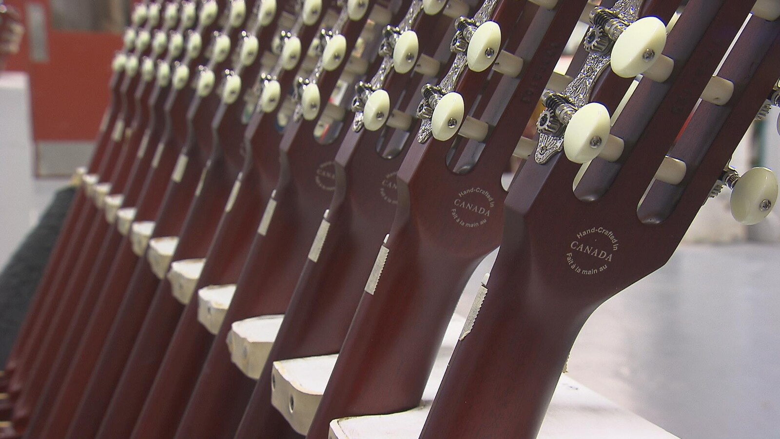 Des guitares signée Godin. On peut y lire à l'endos du manche : « Fait à la main au Canada »