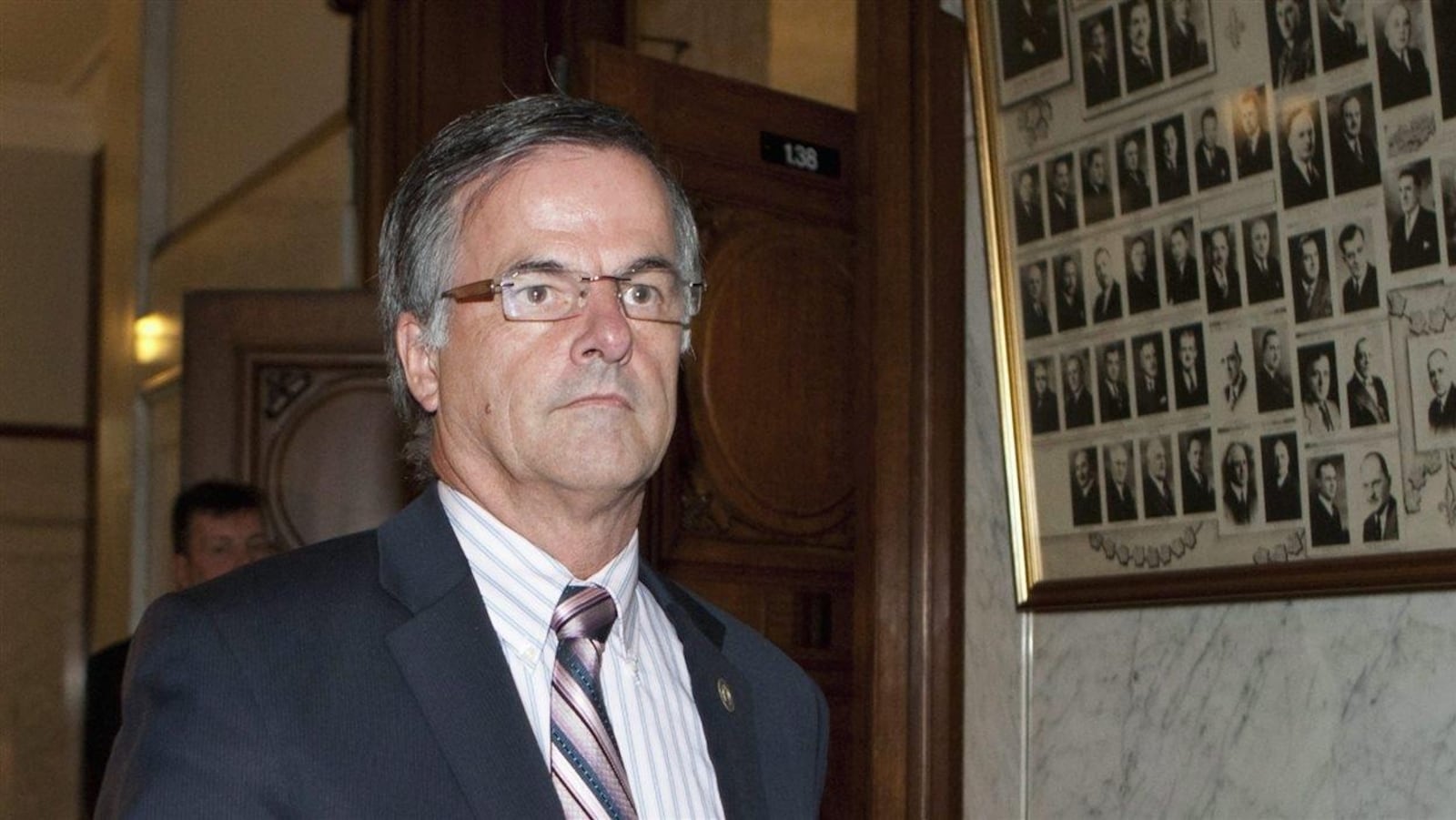 Guy Ouellette dans un corridor de l'Assemblée nationale.
