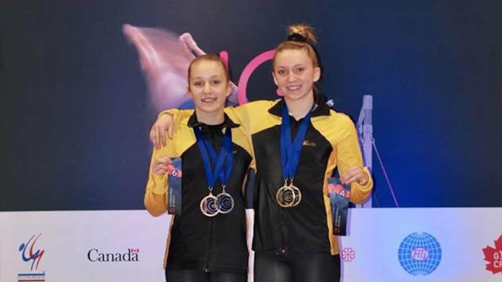Deux jeunes femmes posent avec leurs médailles au cou.