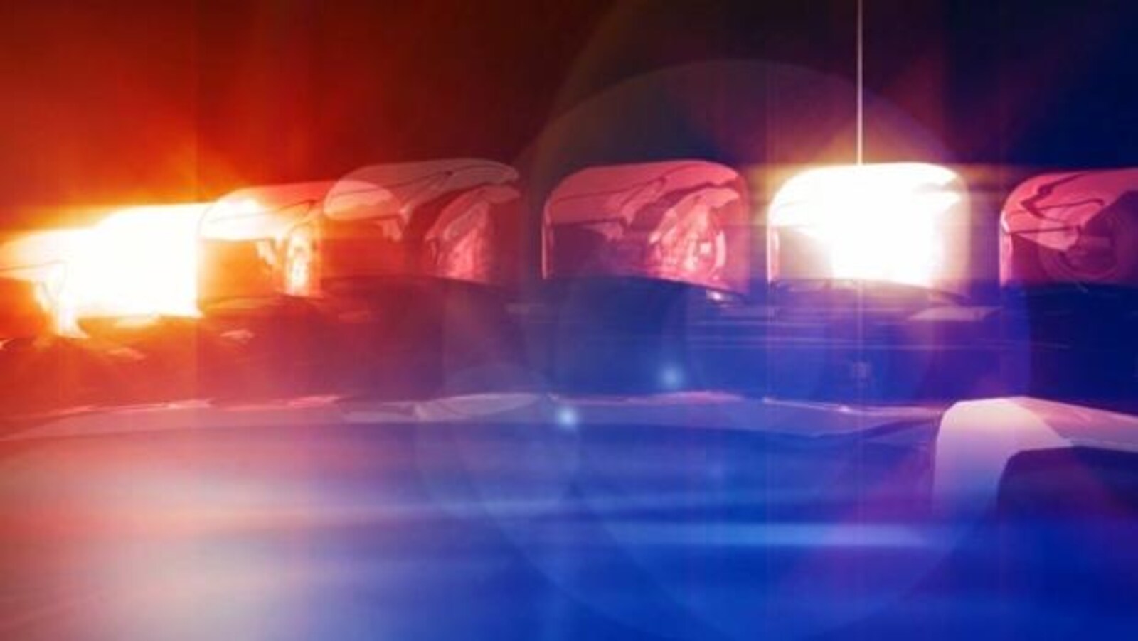Gyrophare d'une voiture de police dans la nuit.