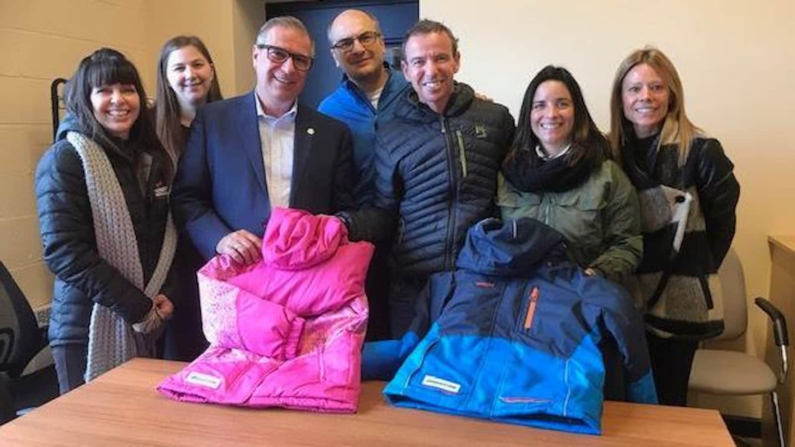 Des gens de la Fondation Christian Vachon, de Pneus Robert Bernard et de la Commission scolaire Eastern Township.