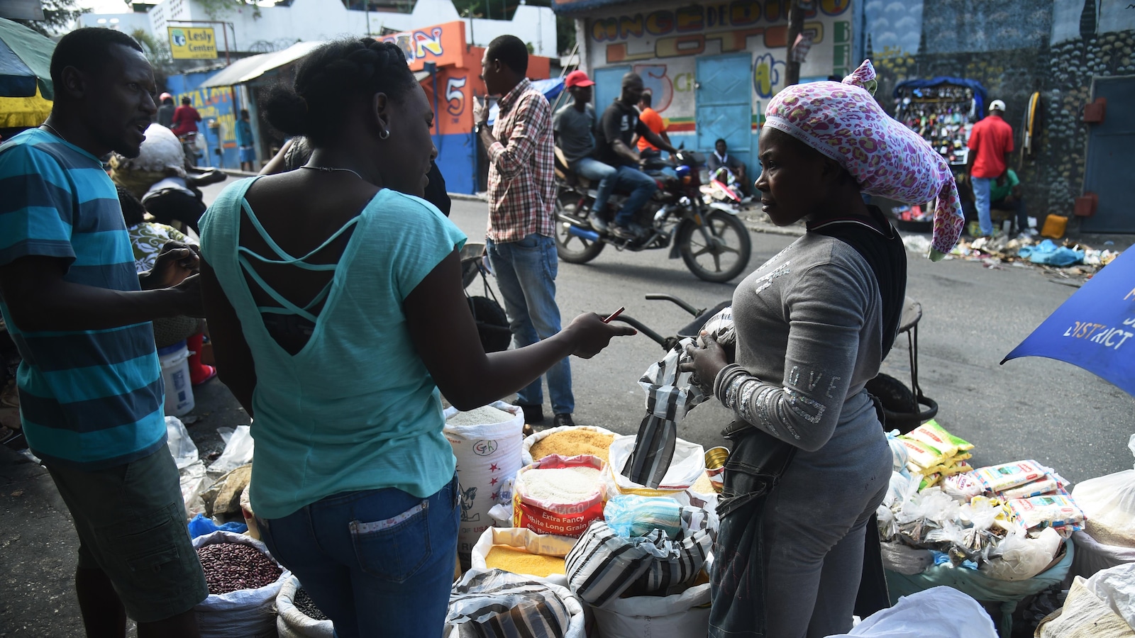 Le calme relatif s'est poursuivi dimanche dans la capitale de Port-au-Prince, permettant aux citoyens de sortir faire des courses. 