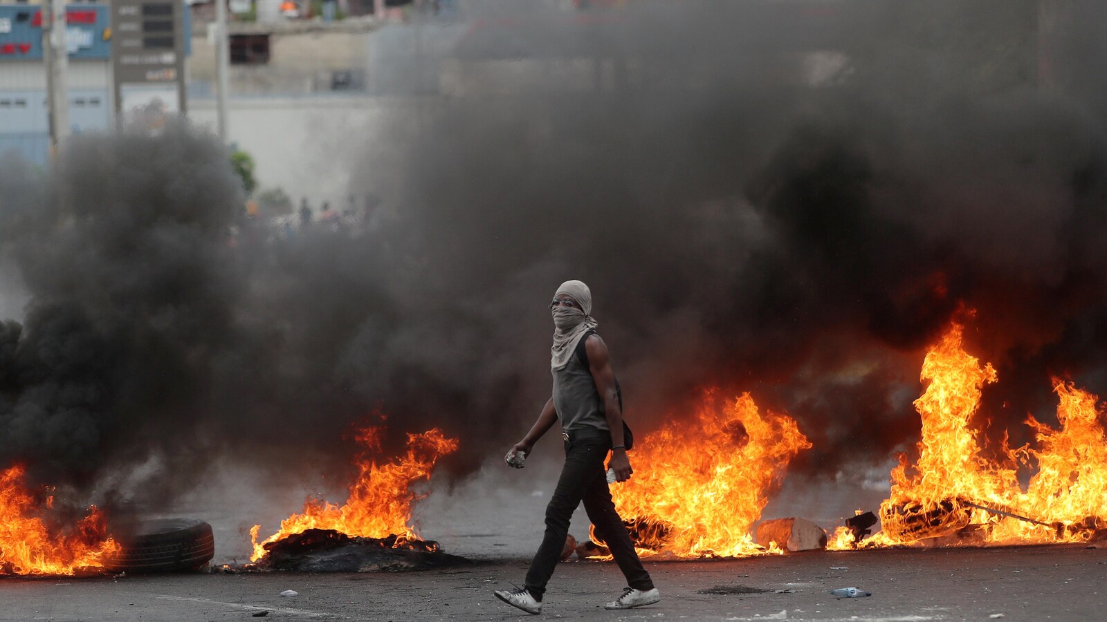 Du feu et un homme qui marche