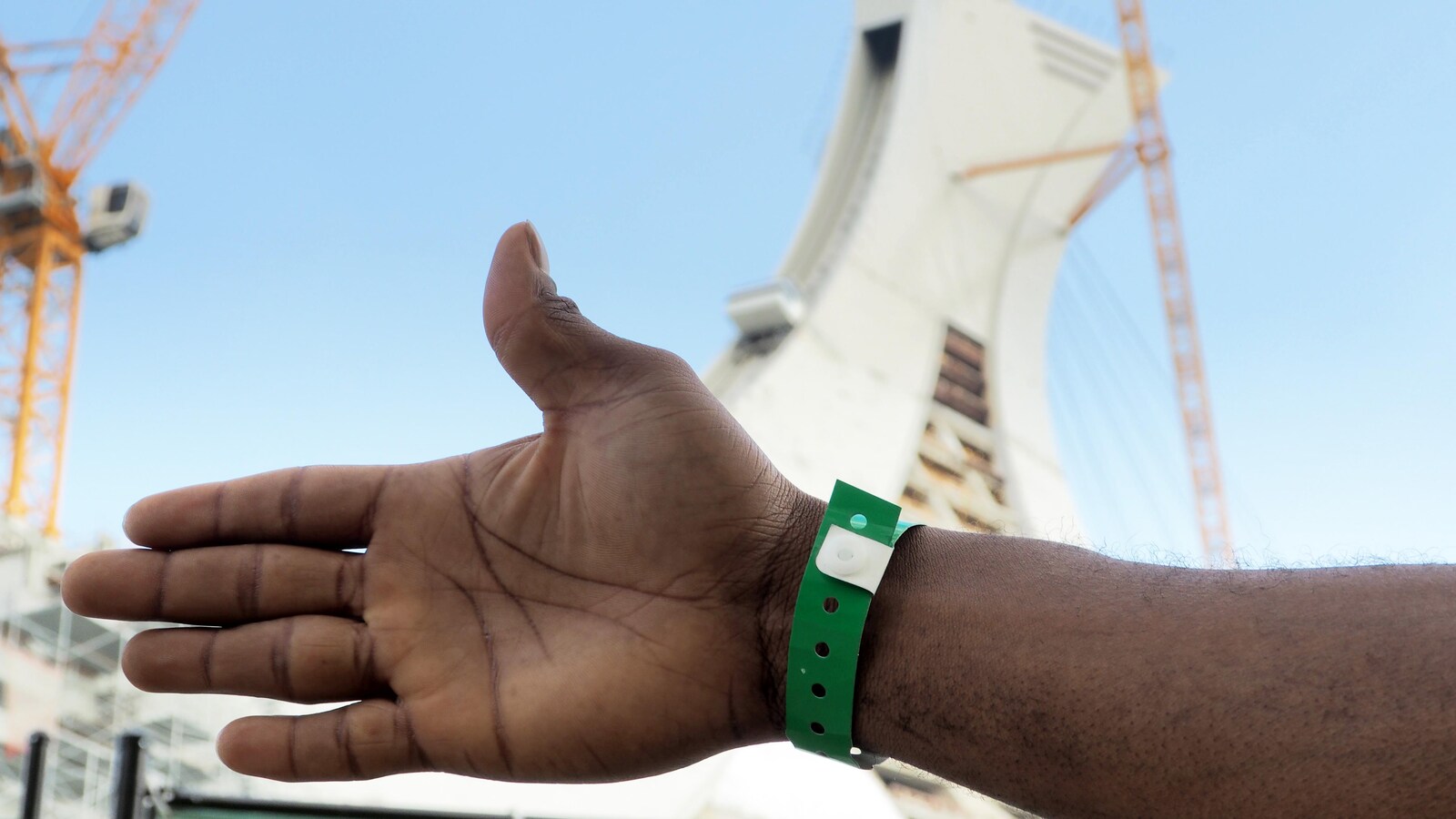 L’avenir est incertain pour les réfugiés installés au stade olympique, qui portent un bracelet de plastique leur permettant d’entrer et de sortir à leur guise.