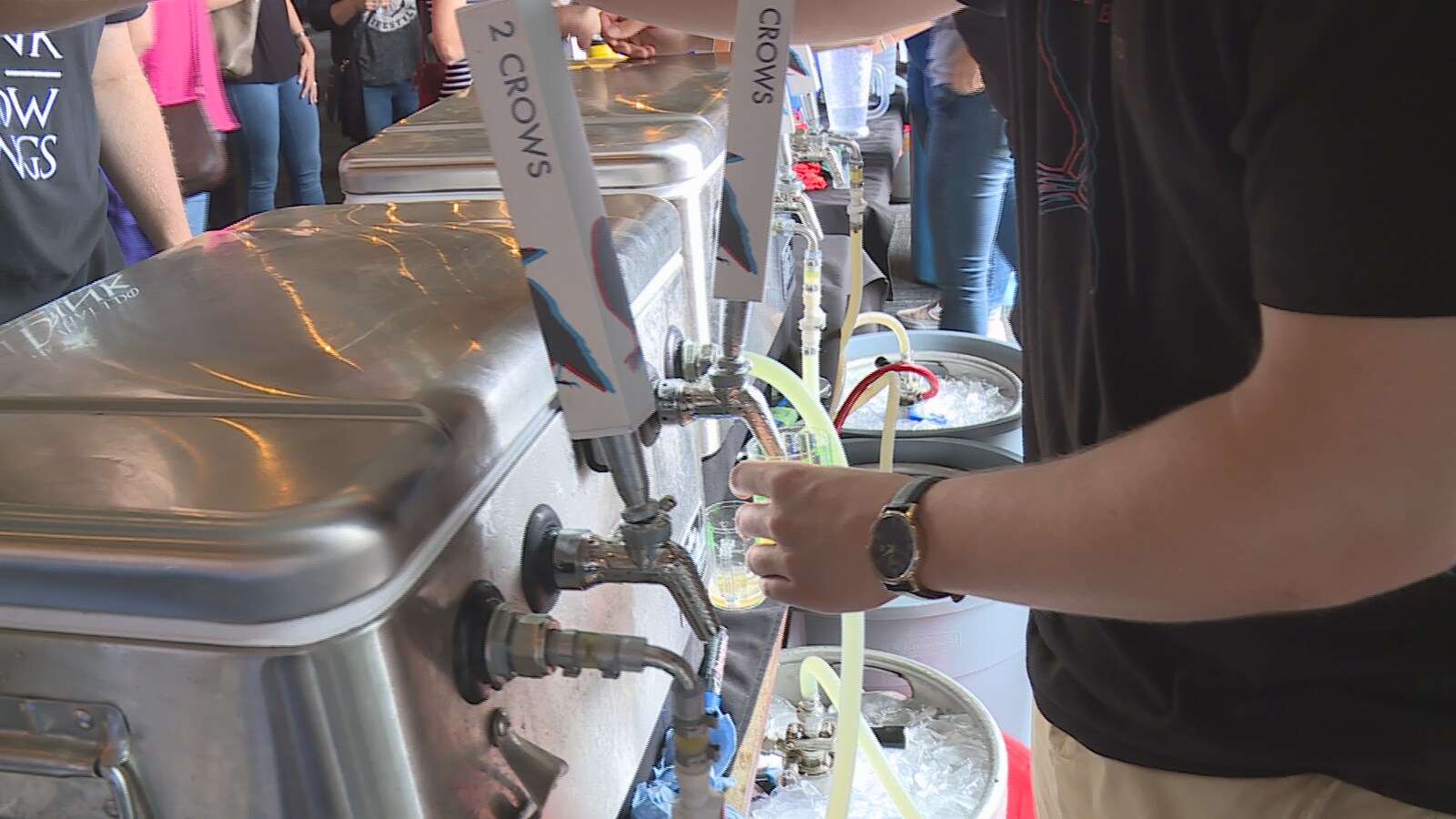 Un homme verse de la bière sous pression dans un verre