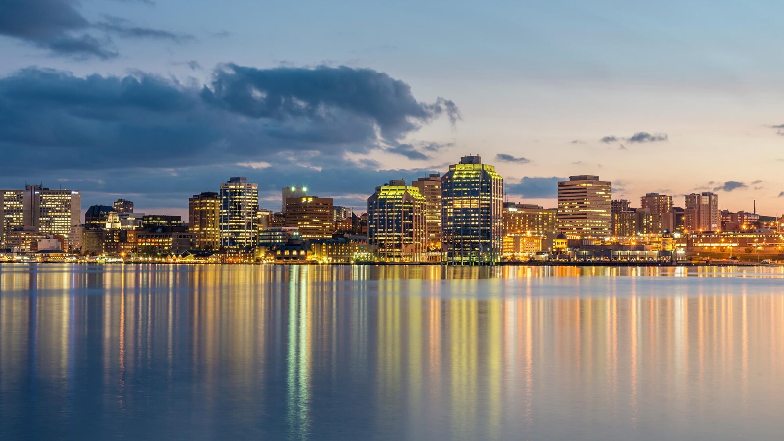 Le centre-ville d'Halifax vu du havre