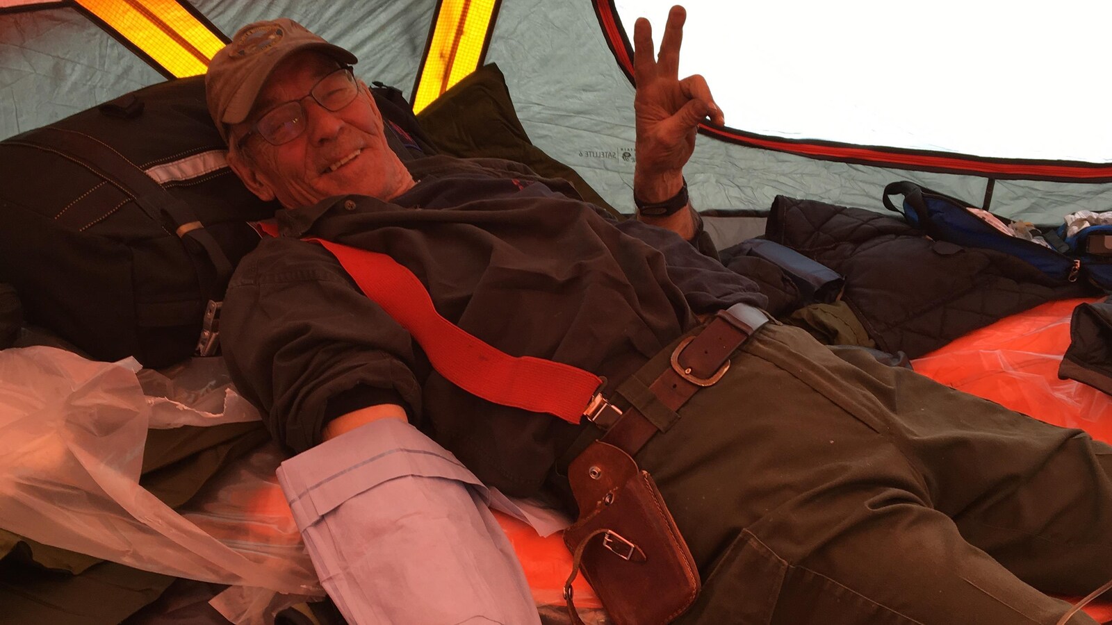 Un homme souriant dans une tente