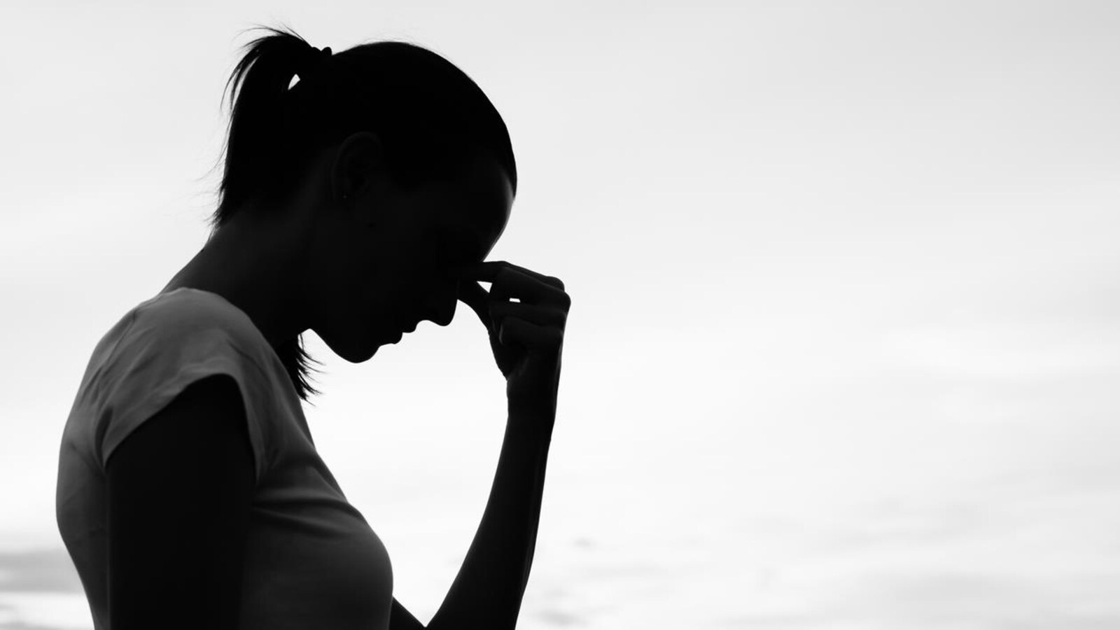 Silhouette d'une jeune femme triste