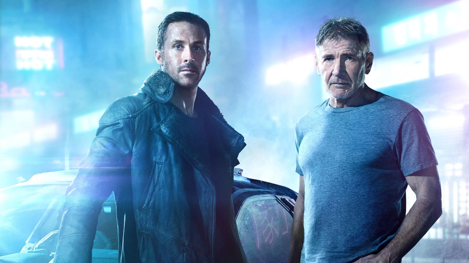 Les acteurs Ryan Gosling et Harrison Ford se tiennent debout près d'une voiture dans une image du film <i>Blade Runner 2049</i>.