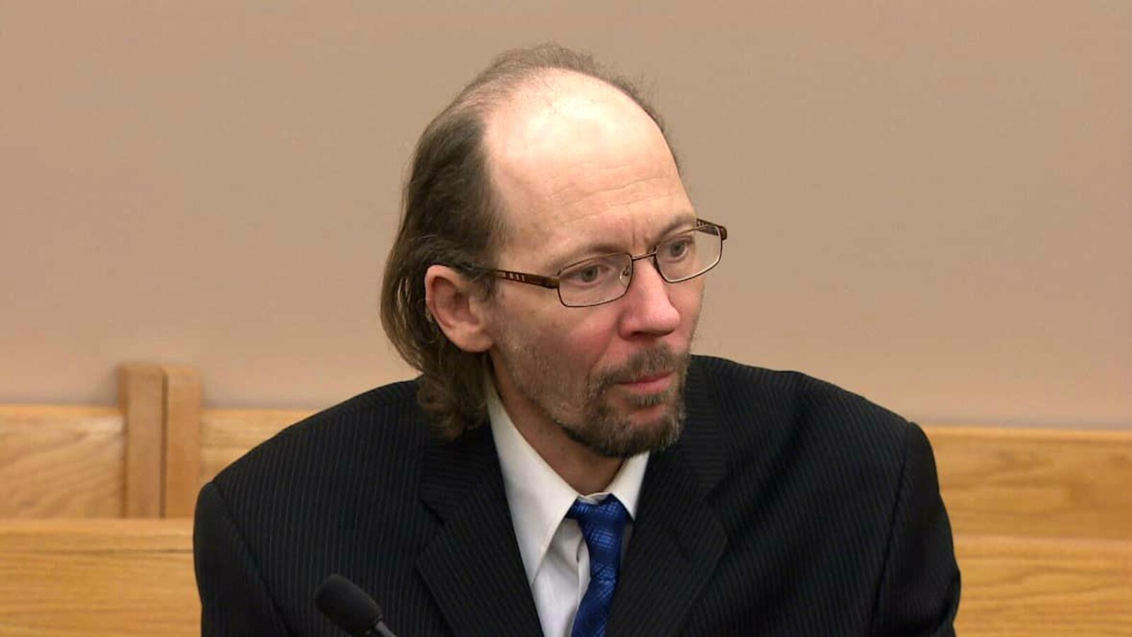 Kenneth Harrisson impassible dans le tribunal.