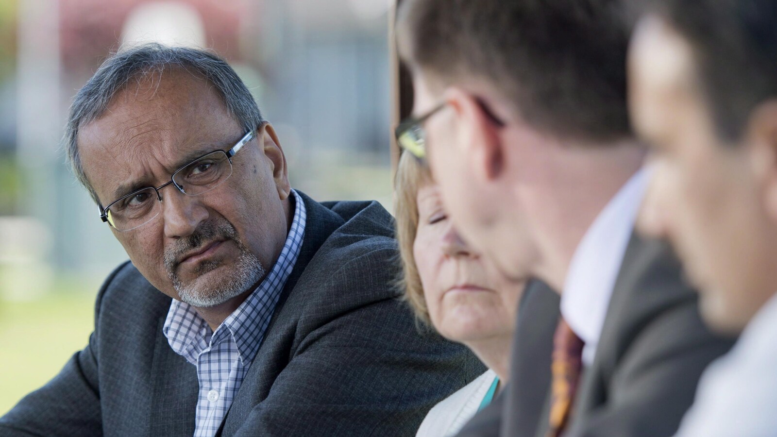 Harry Bains dans l'arrière plan