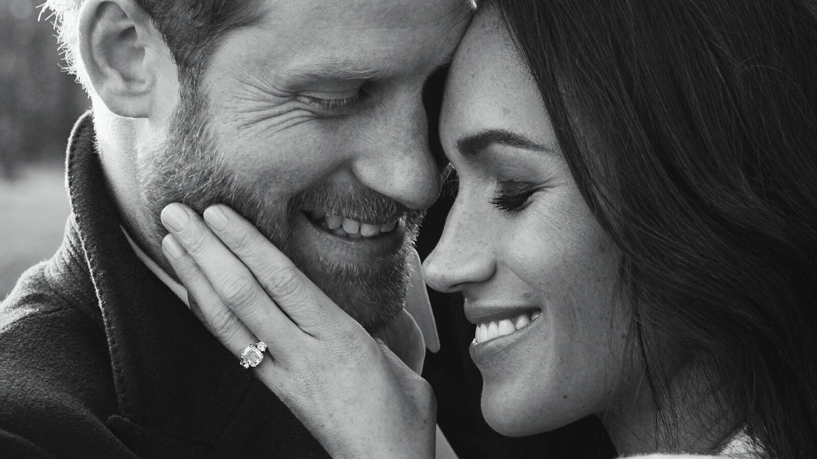 Le prince Harry et Meghan Markle s'enlacent pour une photo de fiançailles.