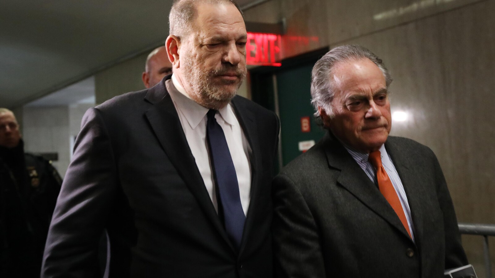 Les deux hommes marchent côte à côte.