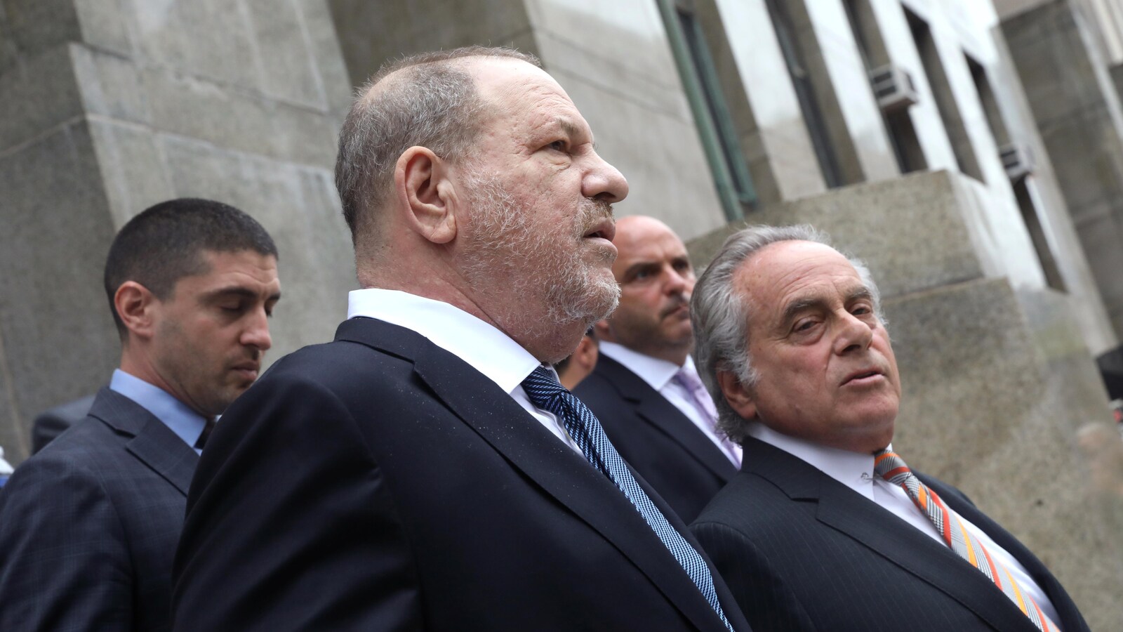 Le producteur Harvey Weinstein quitte la Cour suprême de New York en compagnie de son avocat, Benjamin Brafman.