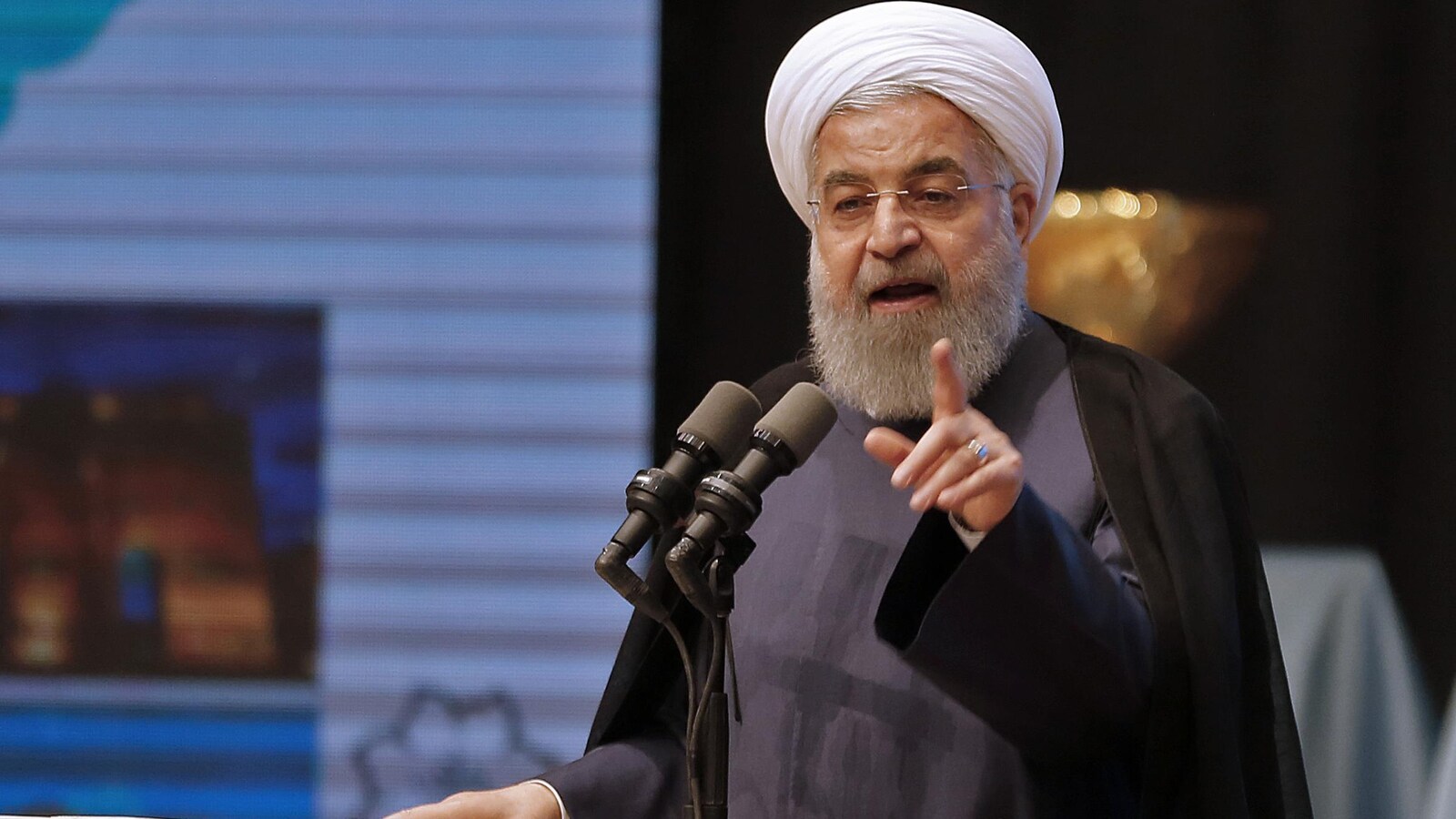 Hassan Rouhani parle dans un micro.