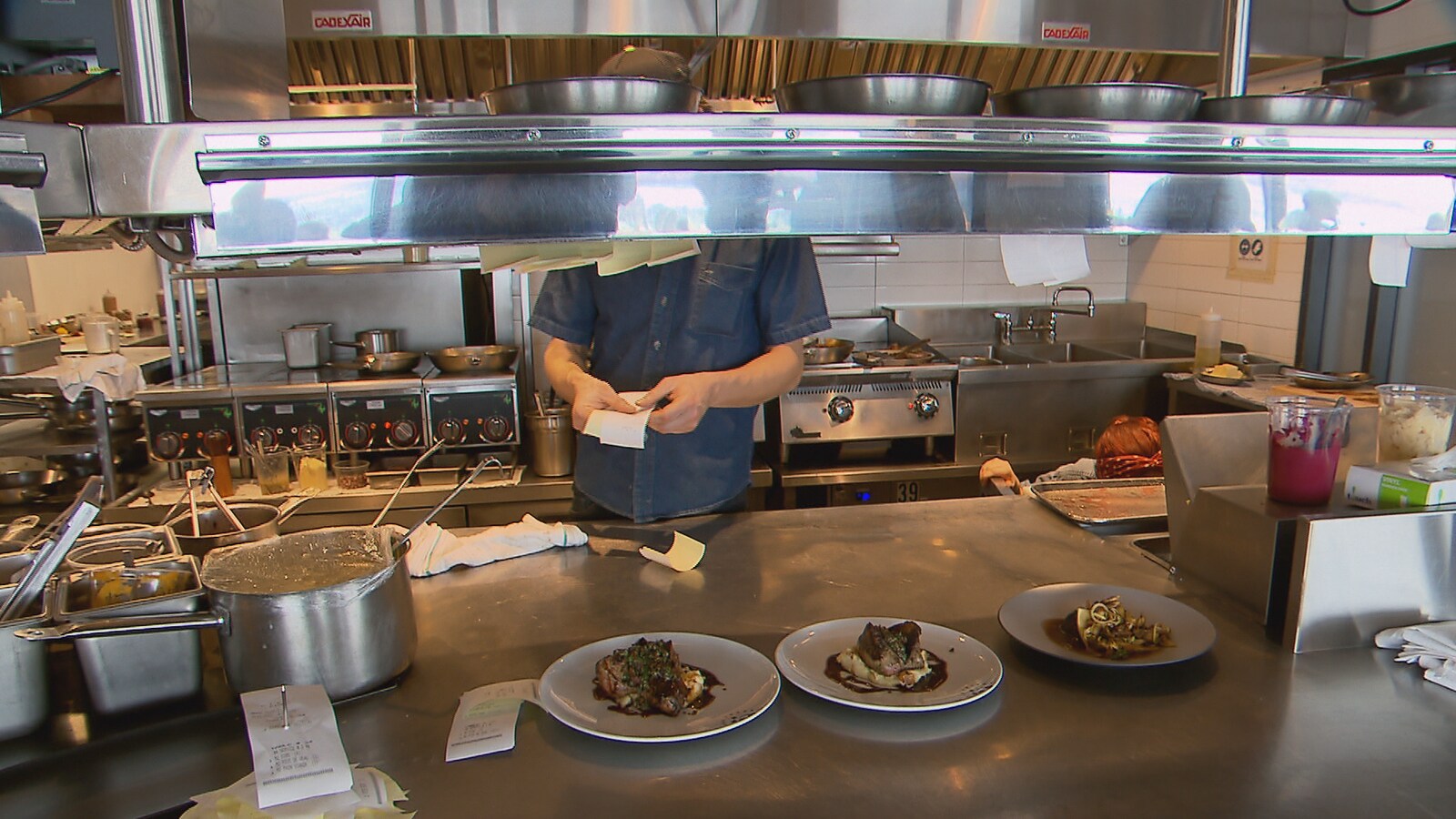 Des cuisiniers préparent des repas à l’heure du dîner au restaurant Le Ciel.
