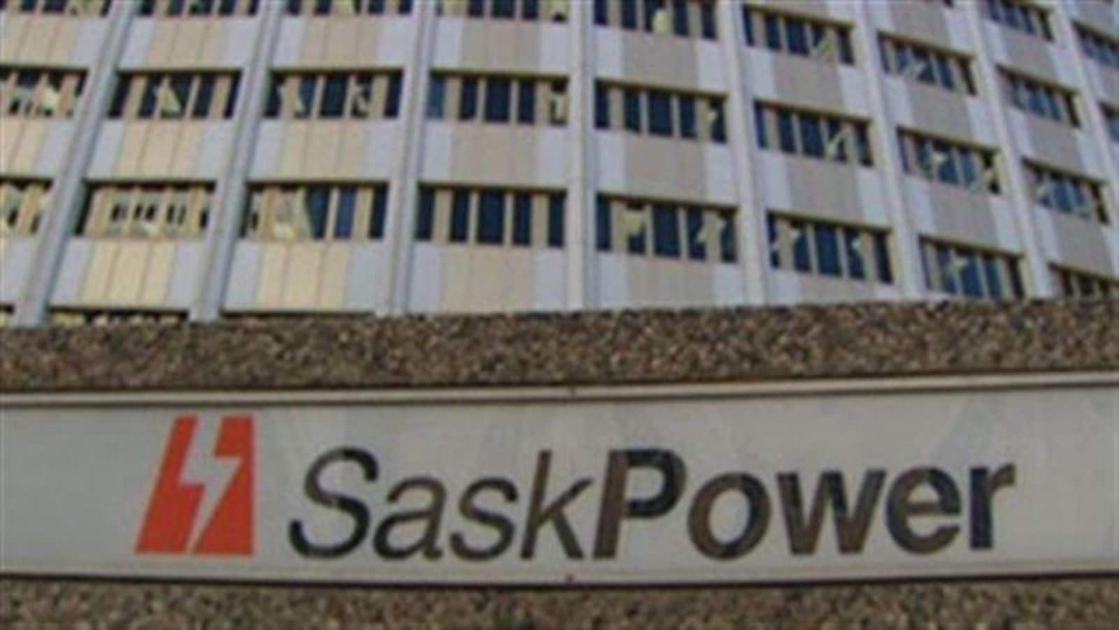 Le logo de SaskPower devant l'édifice de la société d'État à Regina.