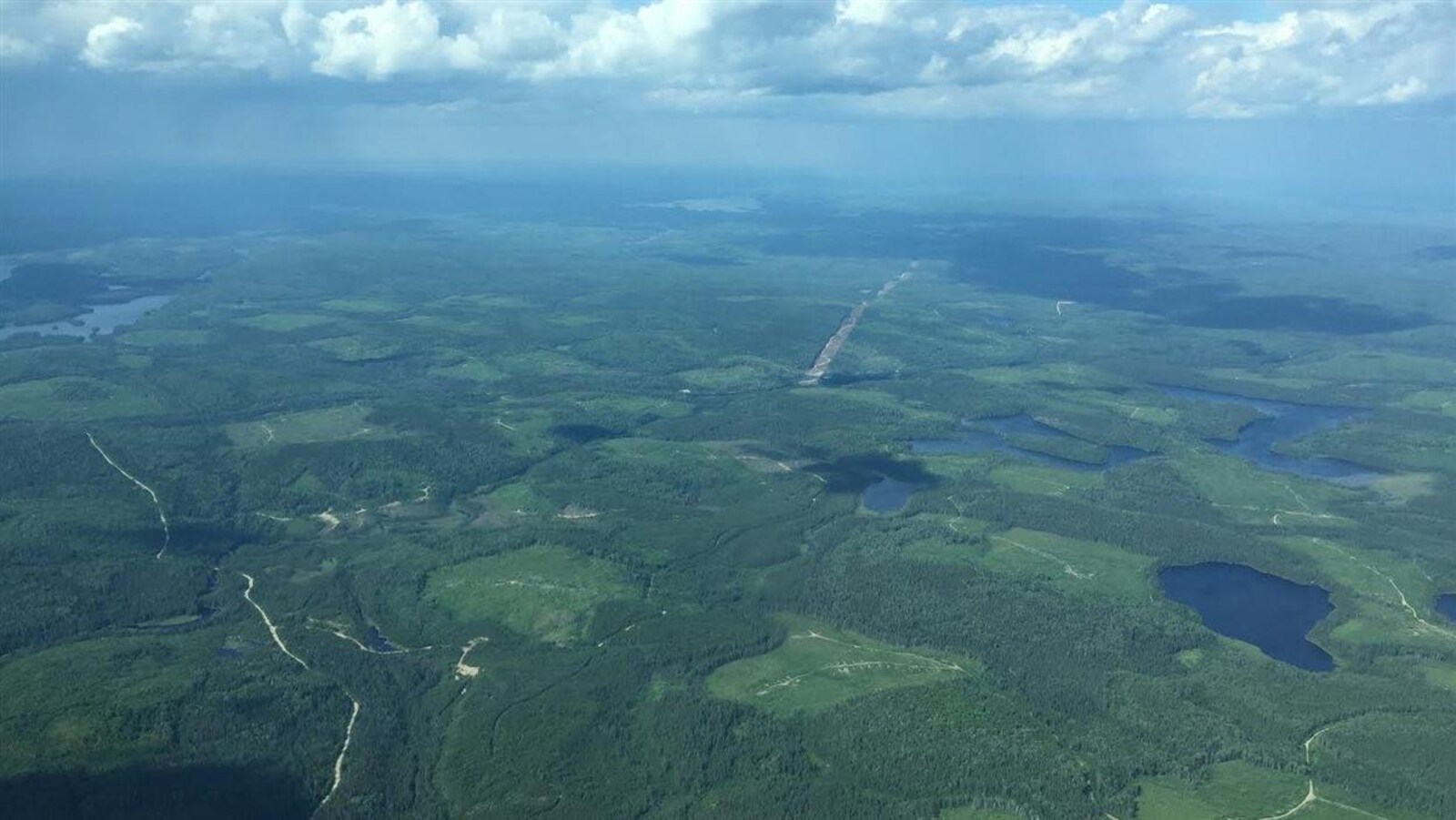 Lacs et forêts d'un paysage aérien en Haute-Maurice