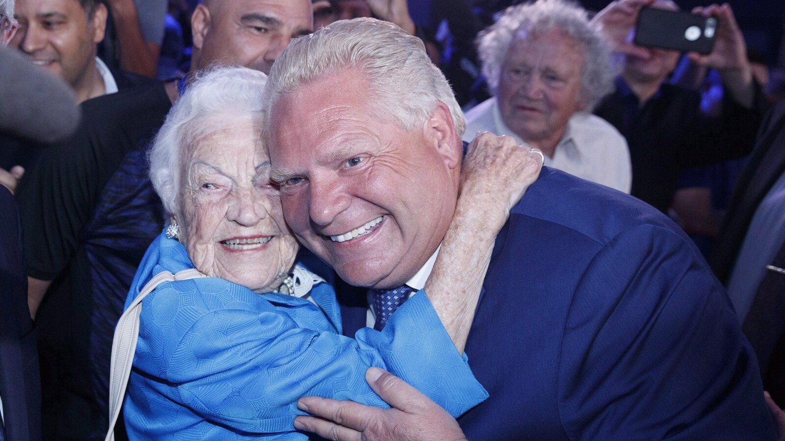 Hazel McCallion félicitait le premier ministre Ford, lors des élections provinciales en juin.