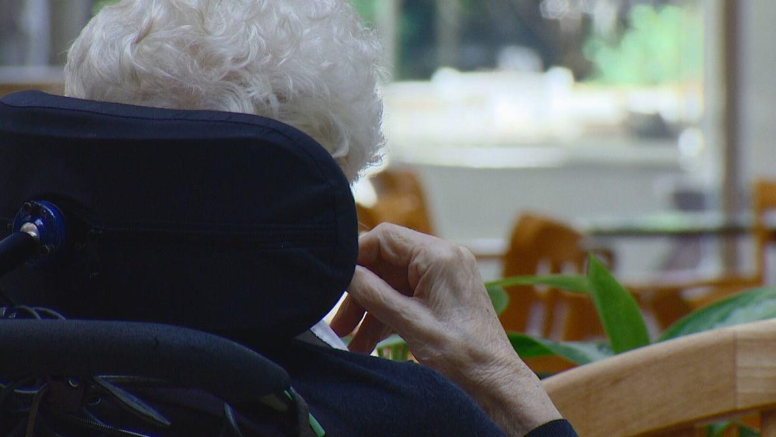 Une dame âgée assise dans un fauteuil