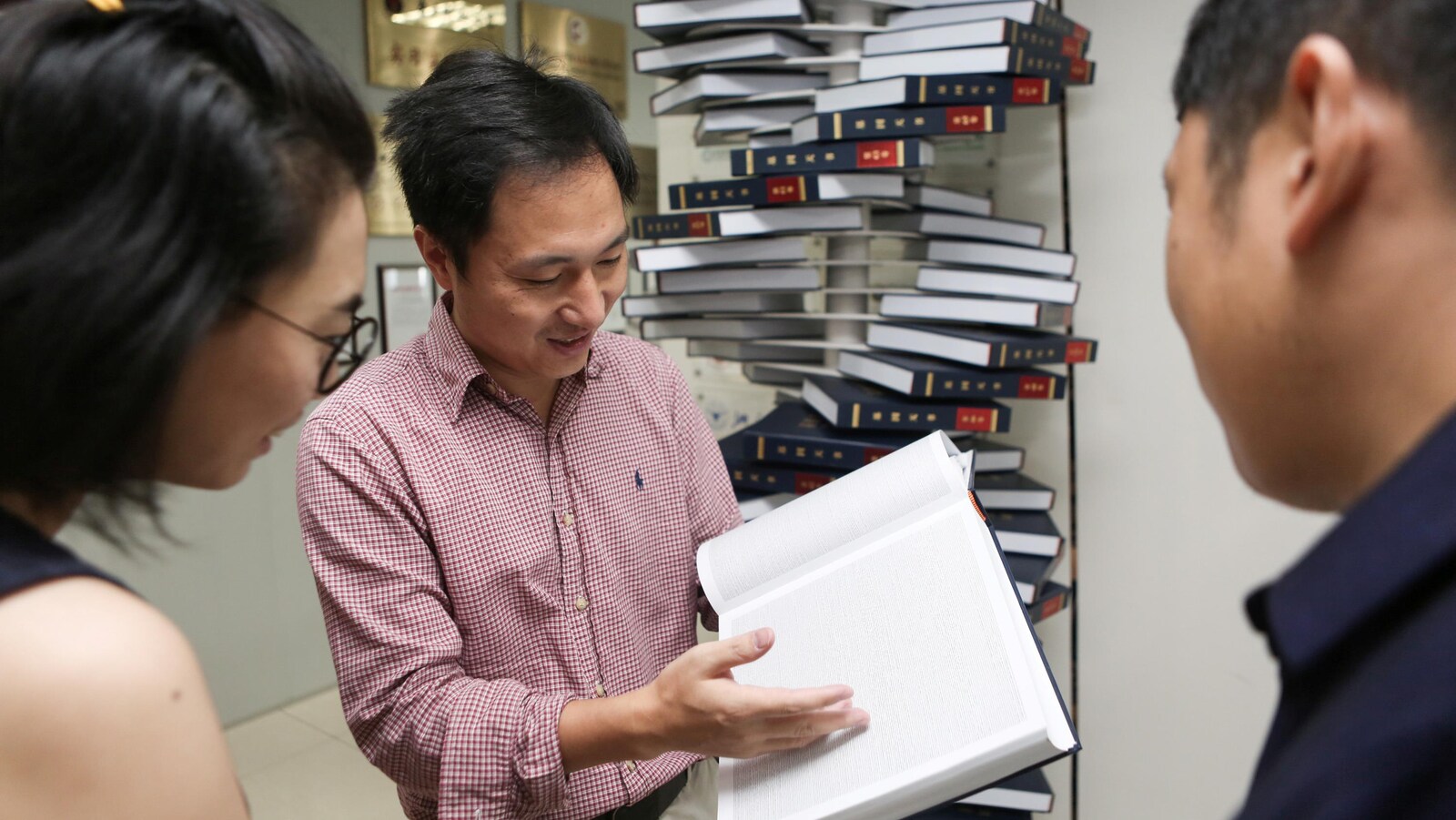 Un homme montre un document à d'autres personnes.
