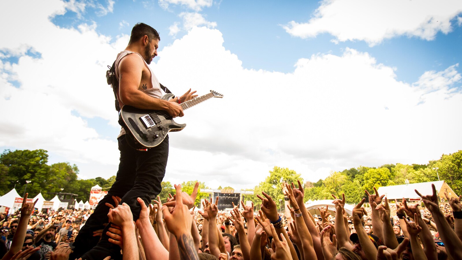 Dillinger Escape Plan sur une des scènes d'Heavy Montréal en 2016, au parc Jean-Drapeau.