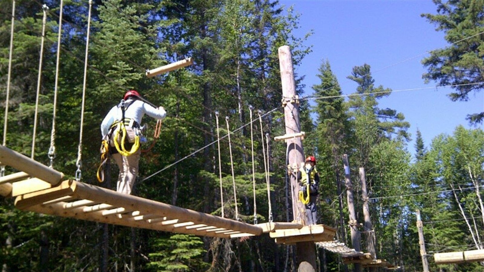Des patrouilleurs font une démonstration du nouveau parc d'hébertisme aérien D'Arbre en Arbre, au Parc-Aventure Joannès.