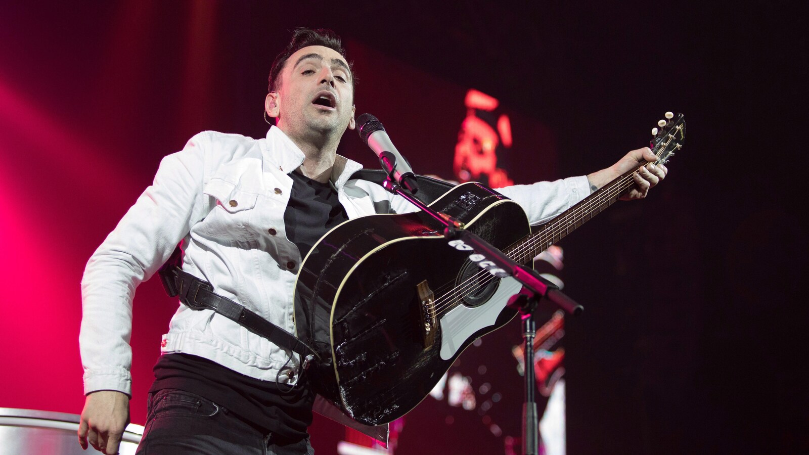 Le chanteur du groupe Hedley, Jacob Hoggard, manie la guitare sur scène lors du dernier concert prévu de leur tournée canadienne, à Kelowna, en Colombie-Britannique, le 23 mars 2018.