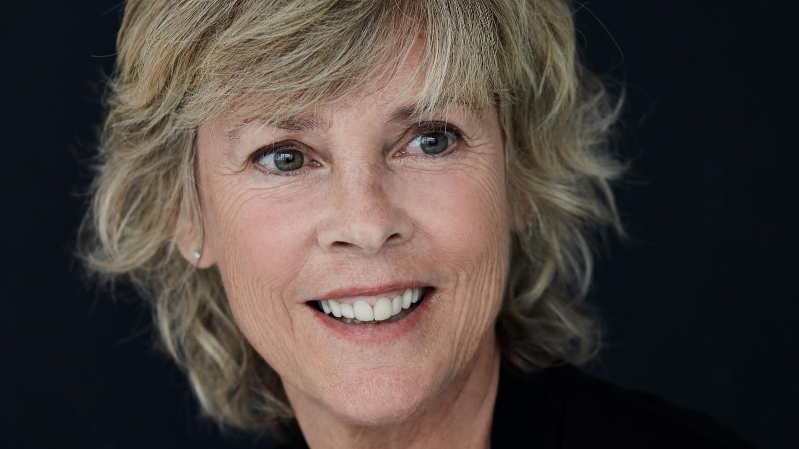 La poète Hélène Dorion regarde sur le côté.