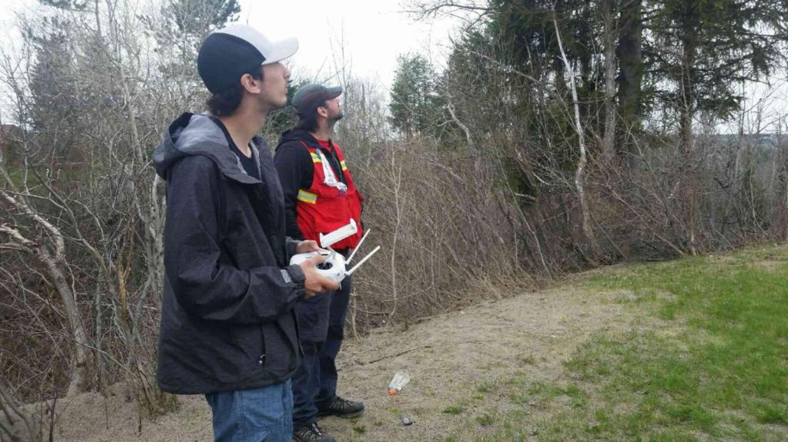 Le pilote de drones guide son appareil à Arvida.