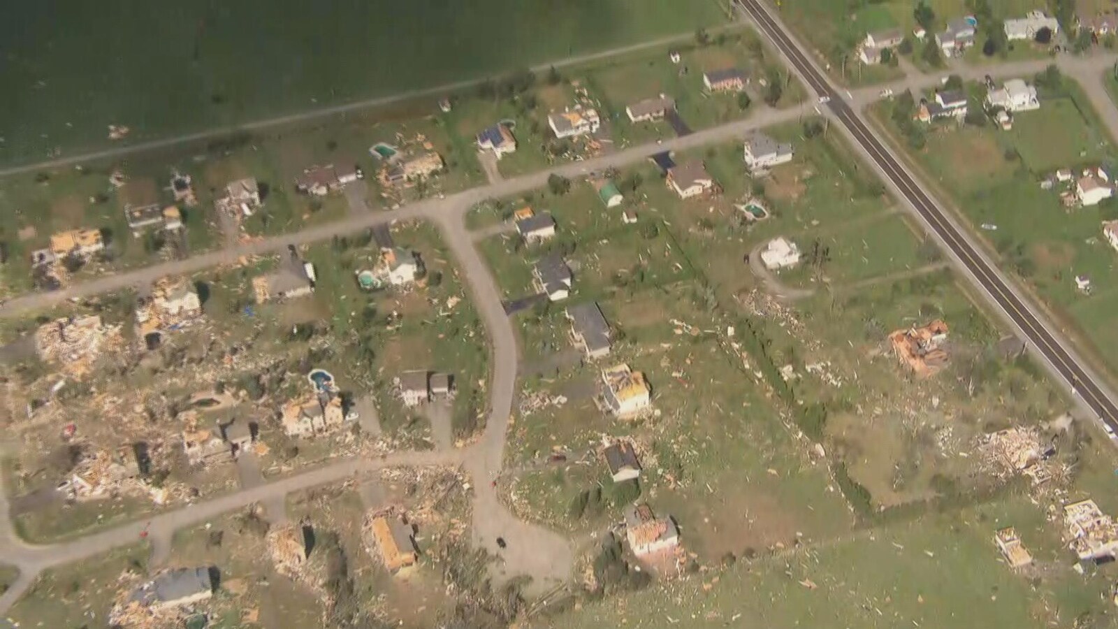 Un quartier touché par la tornade, vendredi.
