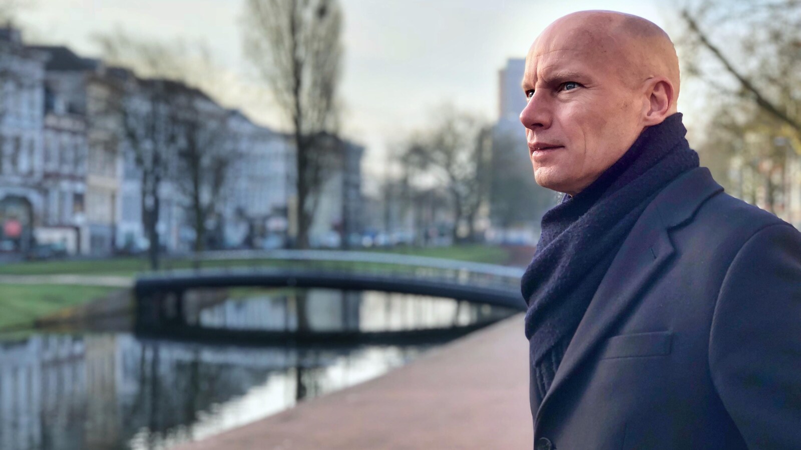 Henk Ovink sur le bord d'un canal à Rotterdam.