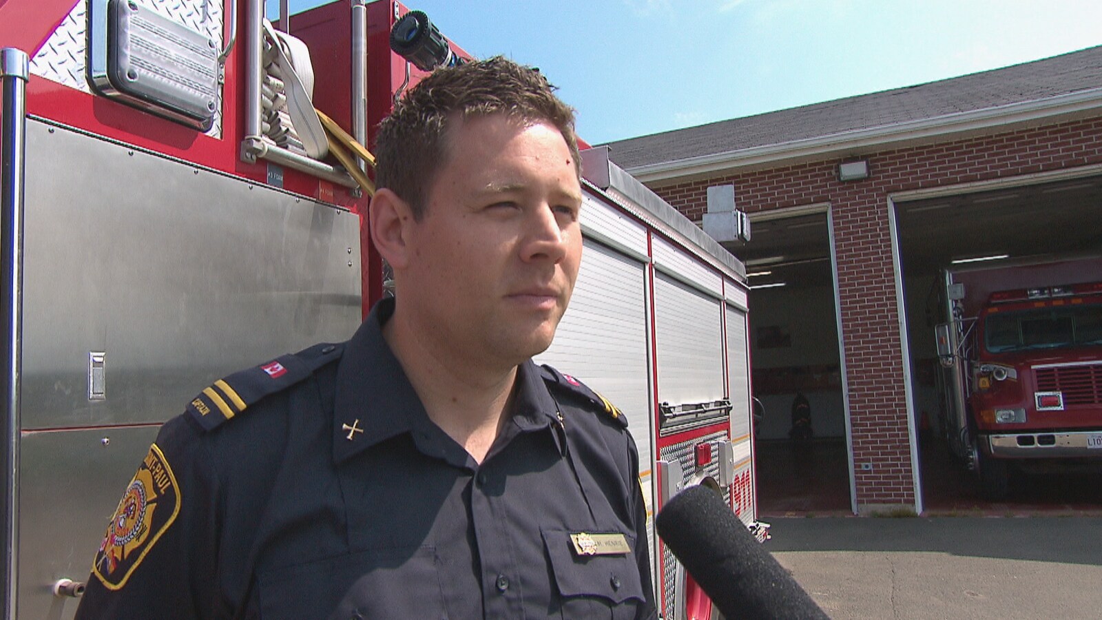 Marc Henrie en entrevue devant un camion d'incendie