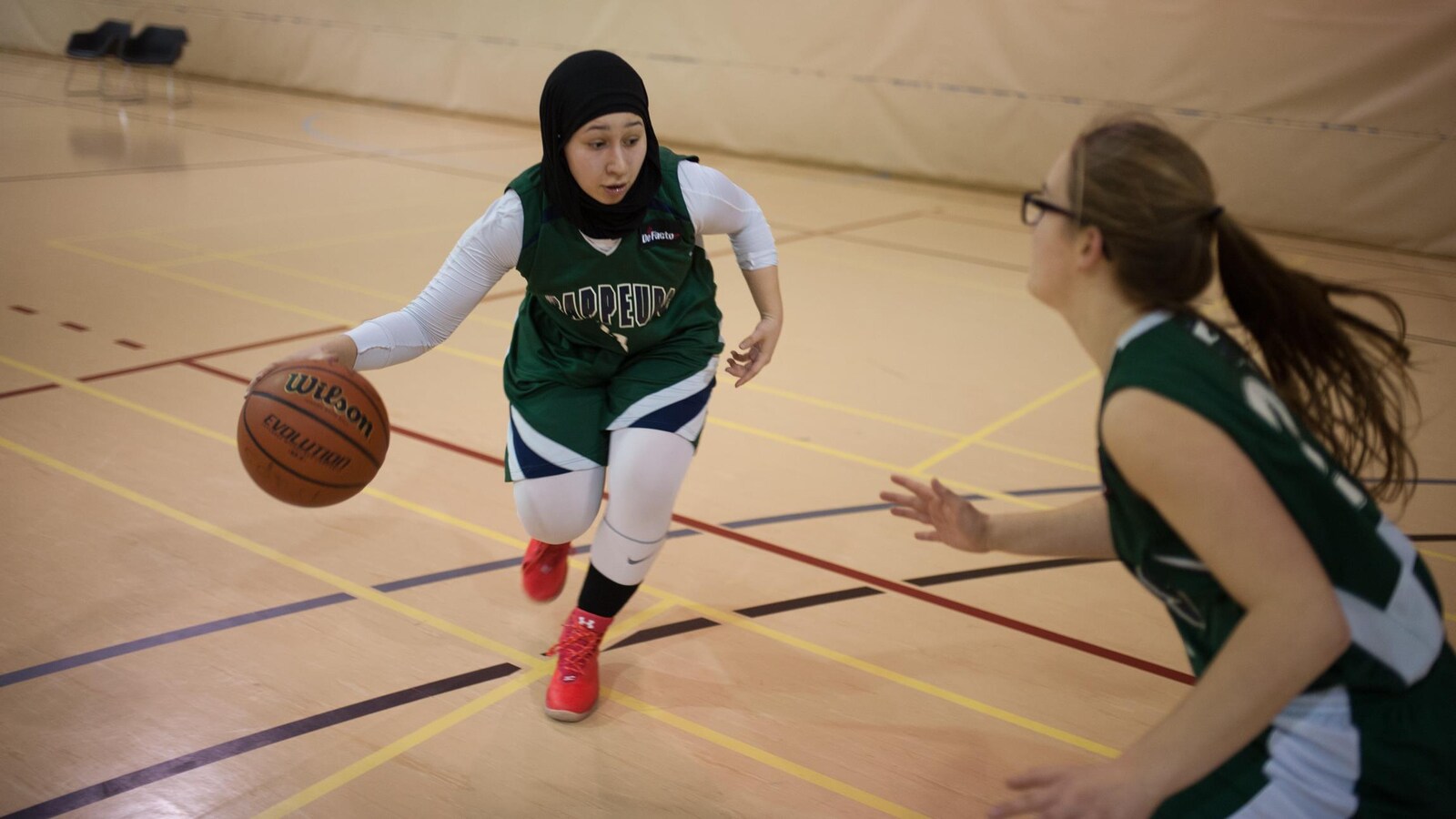 Pour ou contre le hijab de sport de Decathlon ? - Page 3 Hijab-sport-nike-khadijah-jaffal-basketball-voile-3