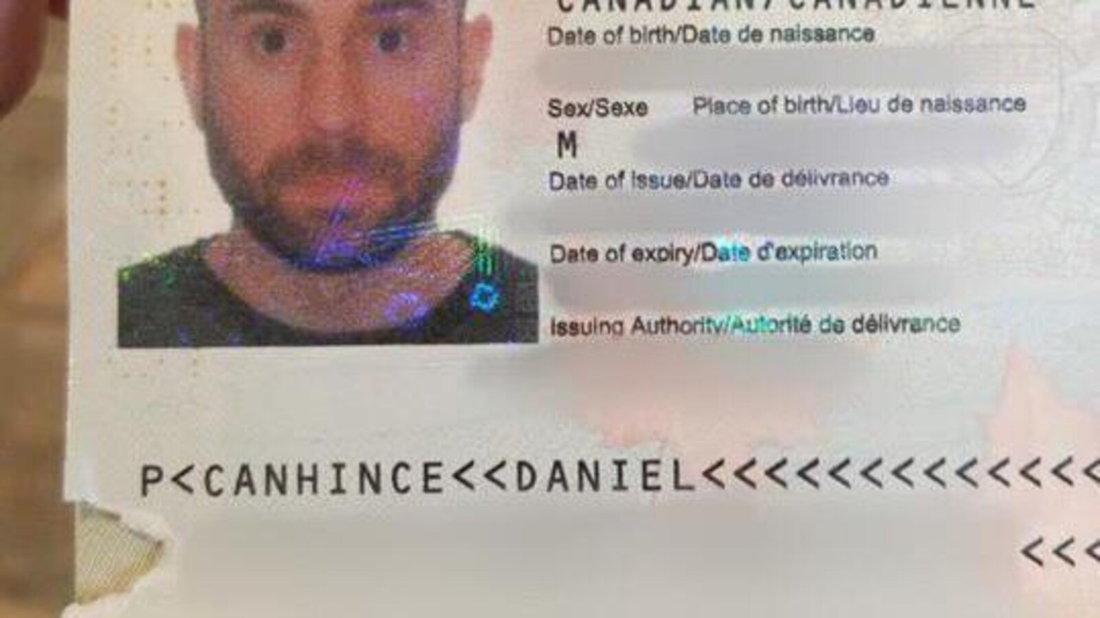 Le passeport de Daniel Hince avec un morceau de page manquant en bas à gauche.