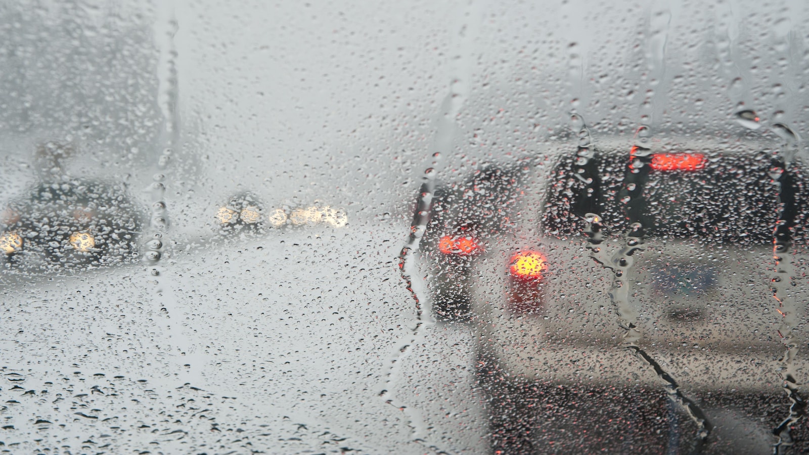 La circulation automobile sur une route sous la pluie