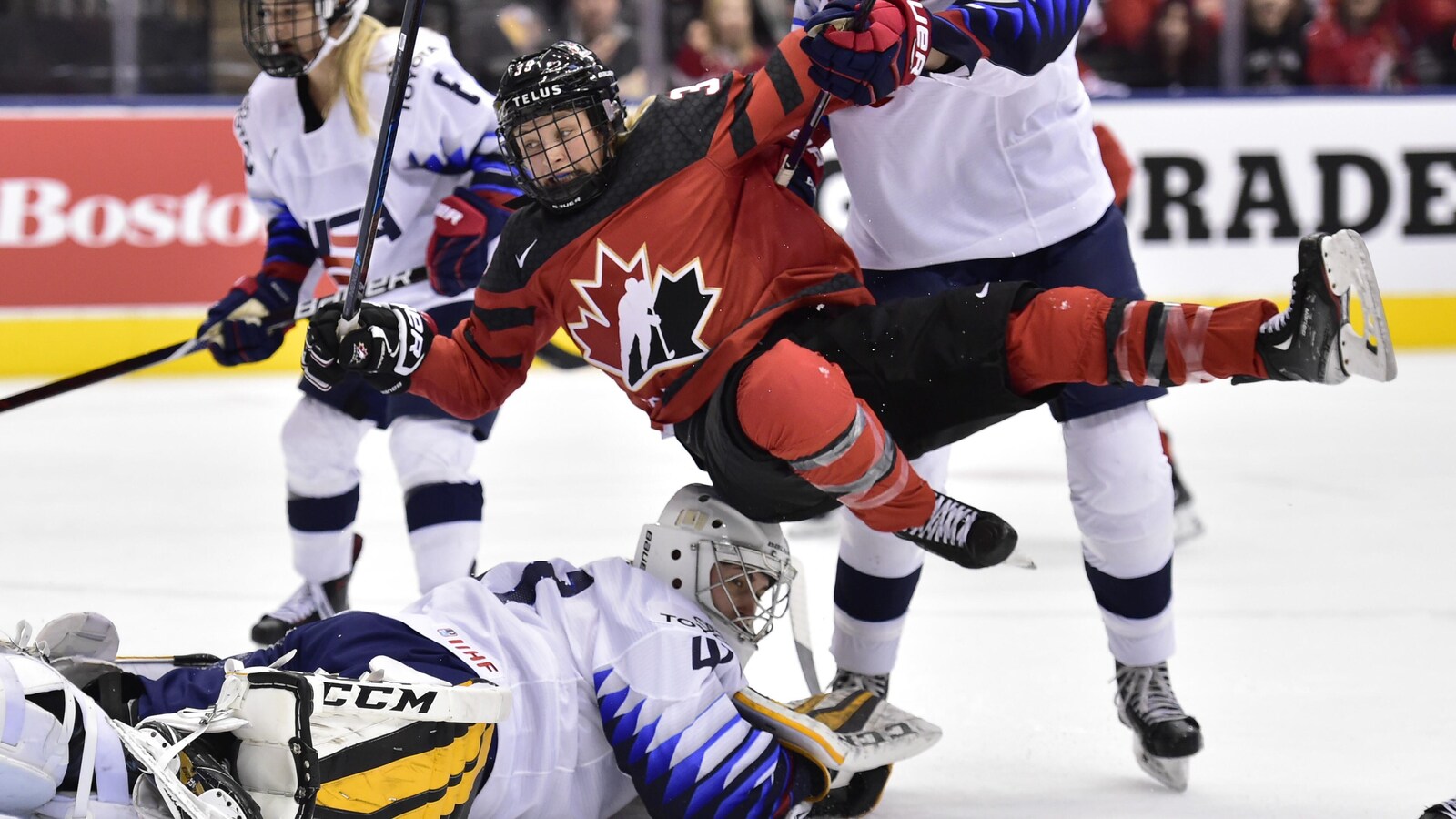 L'attaquante du Canada Ann-Sophie Bettez est repoussé par la gardienne des États-Unis Katie Burt après que le Canada eut marqué lors de la première période du match de la série de rivalité à Toronto le jeudi 14 février 2019.