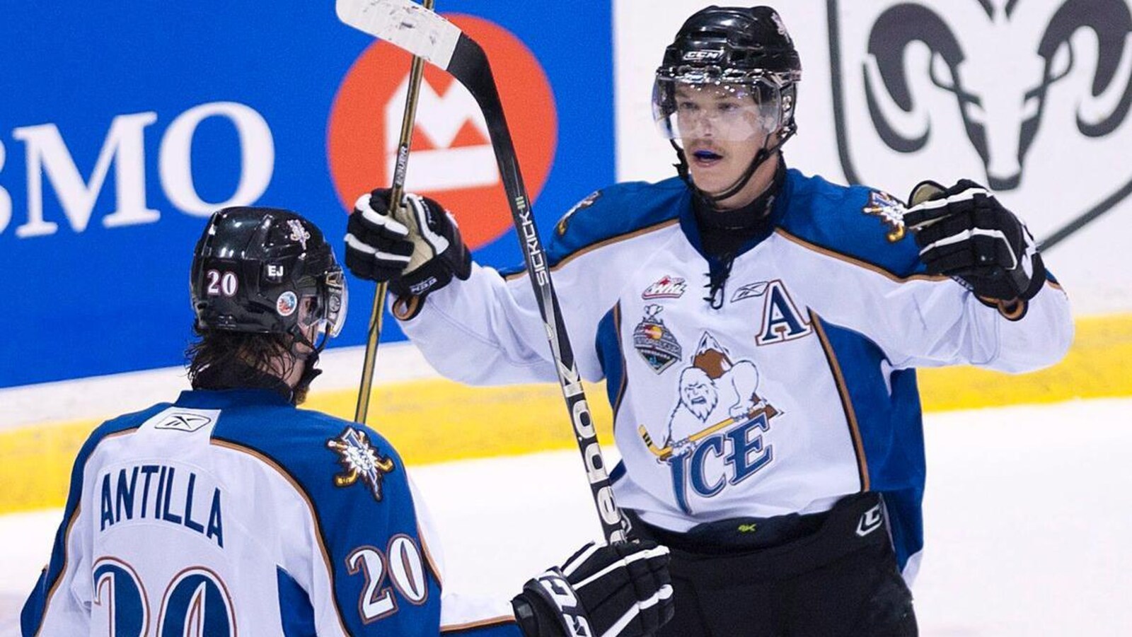 Deux joueurs de hockey se font face.