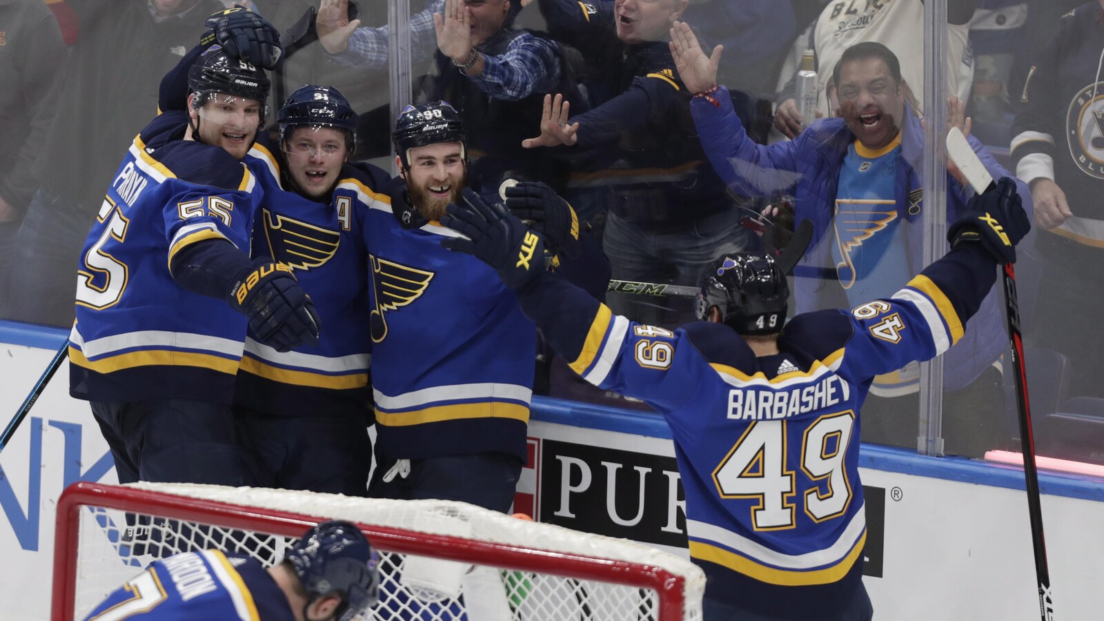 Ryan O'Reilly (troisième à partir de la gauche) célèbre son but en prolongation pour les Blues de Saint Louis contre les Maple Leafs de Toronto.