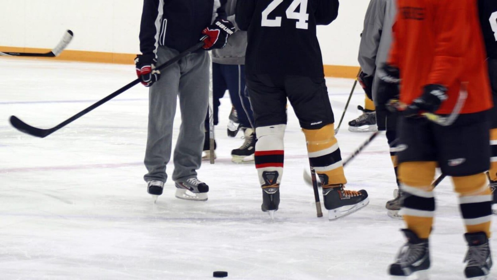 Des joueurs sont sur une patinoire
