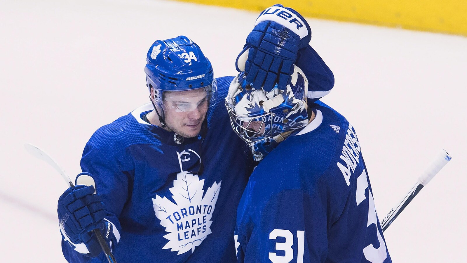 Auston Matthews, qui a marqué le but vainqueur en deuxième période, célèbre la victoire des Maple Leafs en compagnie du gardien de but, Frederik Andersen.