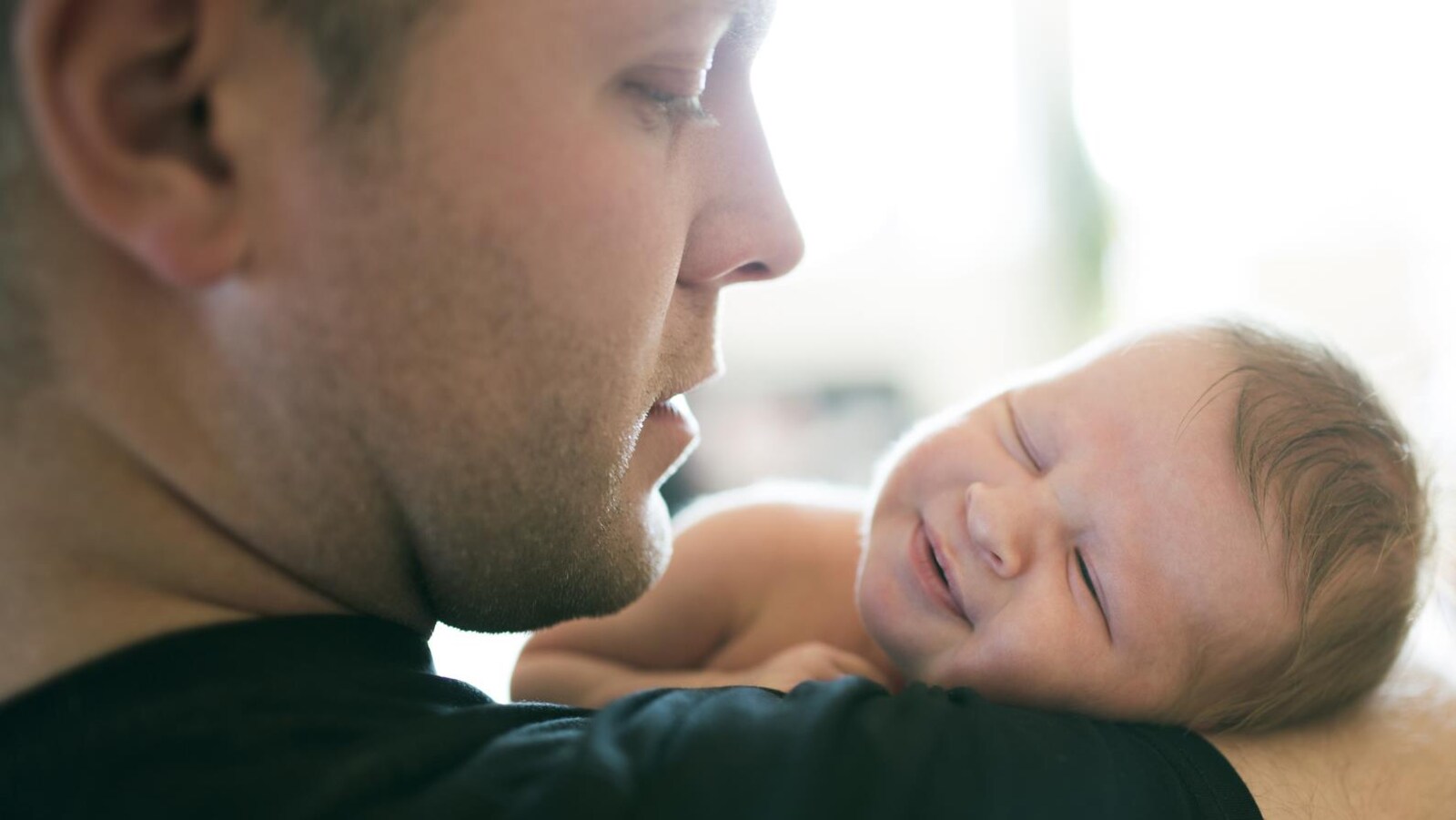 Un homme et un bébé