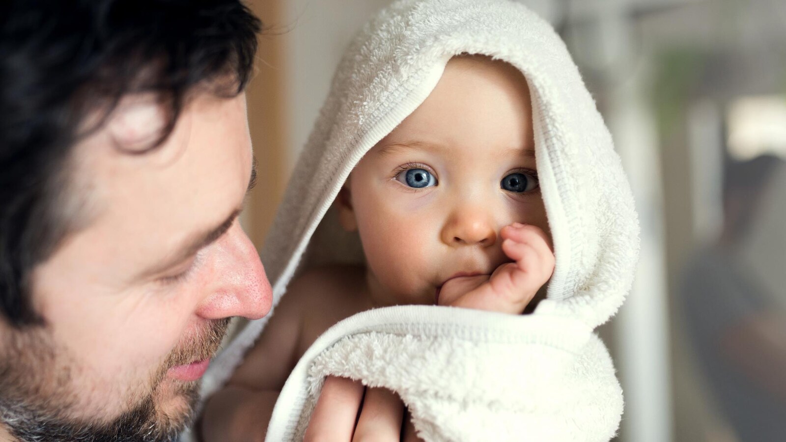 Un homme et son bébé.
