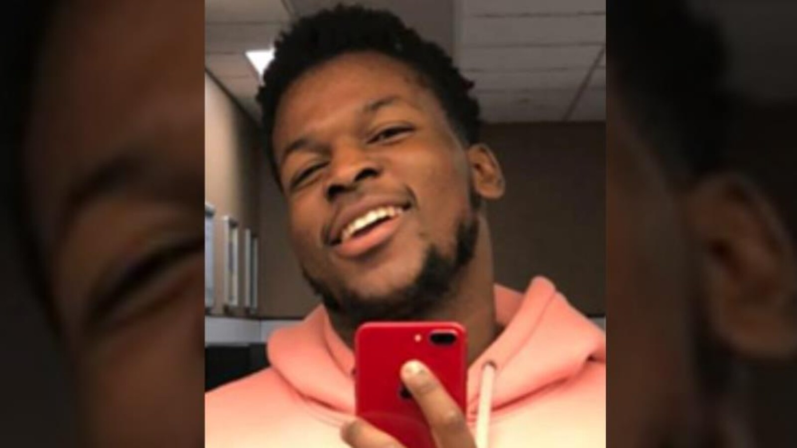 Jeune homme d'origine nigérienne pris en photo à travers un miroir.
