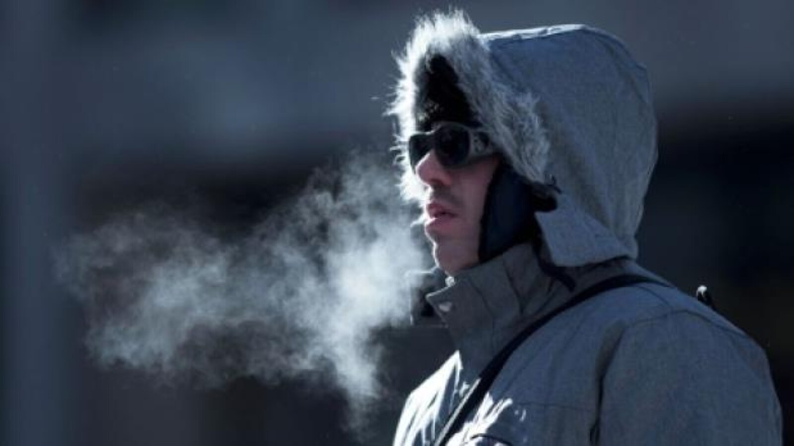 Un homme chaudement vêtu pour se protéger du froid extrême.