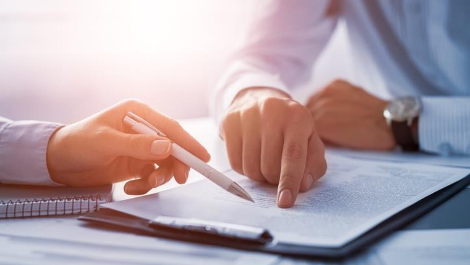Des hommes d'affaire négocient un contrat.