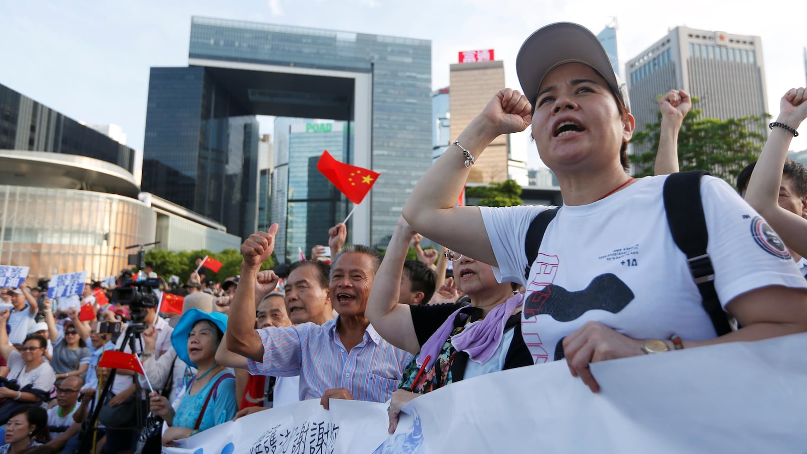 Les manifestants tentent de pénétrer dans le parlement — Hong Kong Les manifestants tentent de pénétrer dans le parlement — Hong Kong