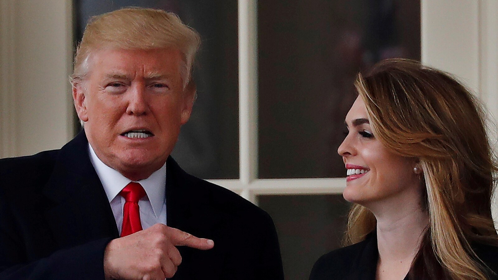 Donald Trump pointe la jeune femme, qui sourit.